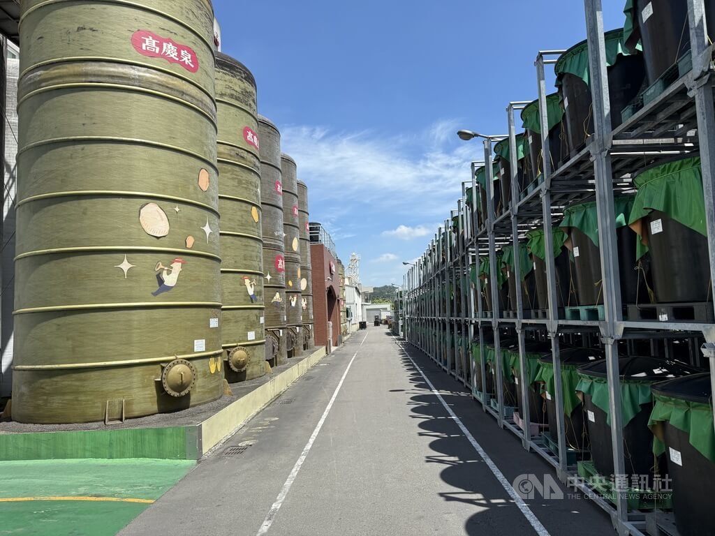 高慶泉股份有限公司有86年歷史，廠房內上千發酵桶整齊排列，瀰漫醬香。中央社記者蕭博陽南投縣攝 114年6月24日